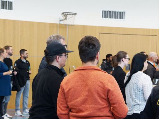 Die Gäste verfolgen die Ansprachen während der Aufrichtefeier. Foto: Stiftung 3FO (FK)