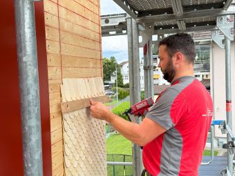 Rechsteiner Gemäudehüllen brachten die Schindeln fachgerecht an.