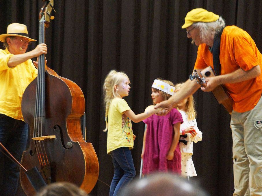 Linard Bardill nahm während des Konzerts auch immer wieder Kinder auf die Bühne. Foto: Stiftung 3FO (FK) Linard Bardill nahm während des Konzerts auch immer wieder Kinder auf die Bühne. Foto: Stiftung 3FO (FK)