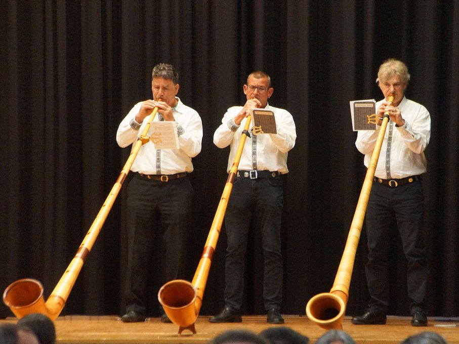 Alphorngruppe Roggwil mit einem Ständchen. Foto: Stiftung 3FO (FK) Alphorngruppe Roggwil mit einem Ständchen. Foto: Stiftung 3FO (FK)