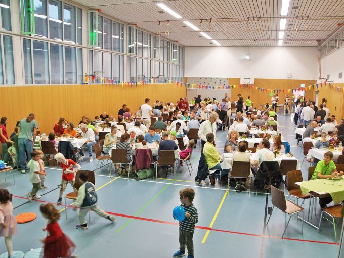 Das Einweihungsfest fand in der Mehrzweckhalle Riedholz statt. Foto: Stiftung 3FO (FK)