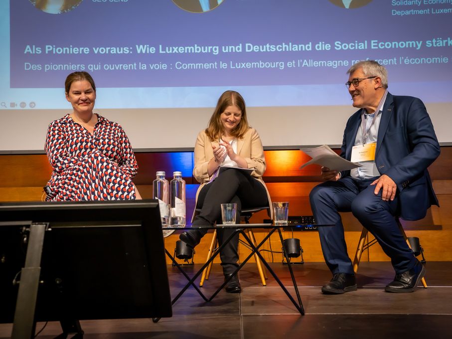 Susanna Krüger (Social Entrepreneurship Network Deutschland), Vanessa Schummer (Social & Solidarity Economy Department Luxemburg) mit Eric Nussbaumer (Nationalrat) im Gespräch wie Deutschland und Luxemburg die Social Economy stärken. Foto: SSEF (AW) Susanna Krüger (Social Entrepreneurship Network Deutschland), Vanessa Schummer (Social & Solidarity Economy Department Luxemburg) mit Eric Nussbaumer (Nationalrat) im Gespräch wie Deutschland und Luxemburg die Social Economy stärken. Foto: SSEF (AW)
