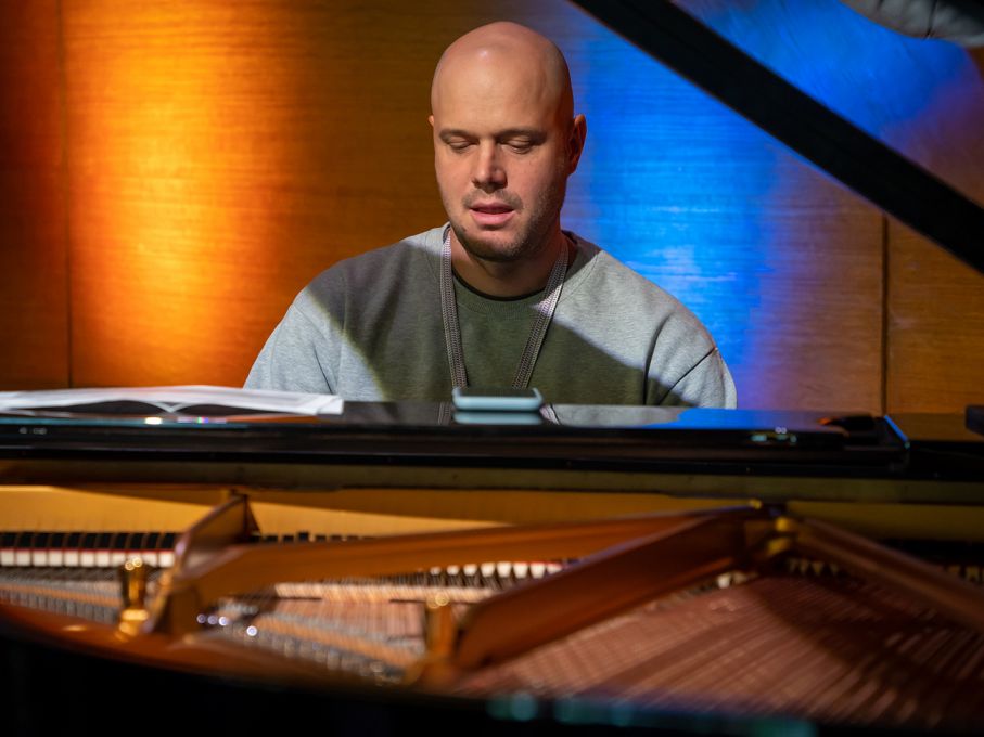 Nicolas Engel sorgte jeweils für ein musikalisches Intermezzo und interpretierte die Programmpunkte anschliessend auf dem Klavierflügel. Foto: SSEF (AW) Nicolas Engel sorgte jeweils für ein musikalisches Intermezzo und interpretierte die Programmpunkte anschliessend auf dem Klavierflügel. Foto: SSEF (AW)