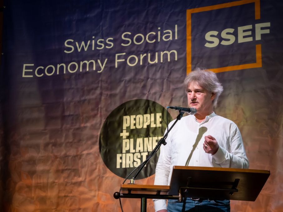 Burkhard Behr spricht am Swiss Social Economy Forum zum Thema "Wirkungsmessung" und wie die Stiftung 3FO aktuell an einer Gemeinwohl-Bilanz arbeitet. Foto: SSEF (AW) Burkhard Behr spricht am Swiss Social Economy Forum zum Thema "Wirkungsmessung" und wie die Stiftung 3FO aktuell an einer Gemeinwohl-Bilanz arbeitet. Foto: SSEF (AW)
