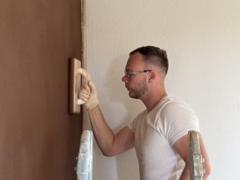 Der Anbau erhält eine Schindelfassade.