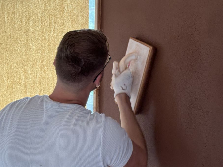 Der Lehmfeinputz sorgt für ein reguliertes Raumklima. Foto: Stiftung 3FO (FK)