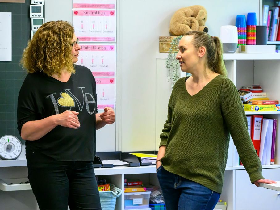 Vorstandsleiterin der Kulturwoche, Gabriella Affolter, im Gespräch mit Klassenlehrerin Melanie Fingerle. Foto: Solothurner Zeitung, Bruno Kissling.