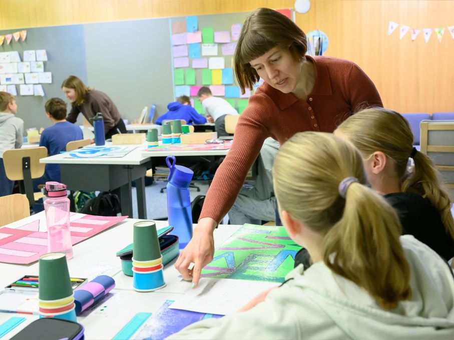 Storyboard-Besprechung: Filmemacherin Lea Fröhlicher mit zwei Schülerinnen. Foto: Solothurner Zeitung, Bruno Kissling.