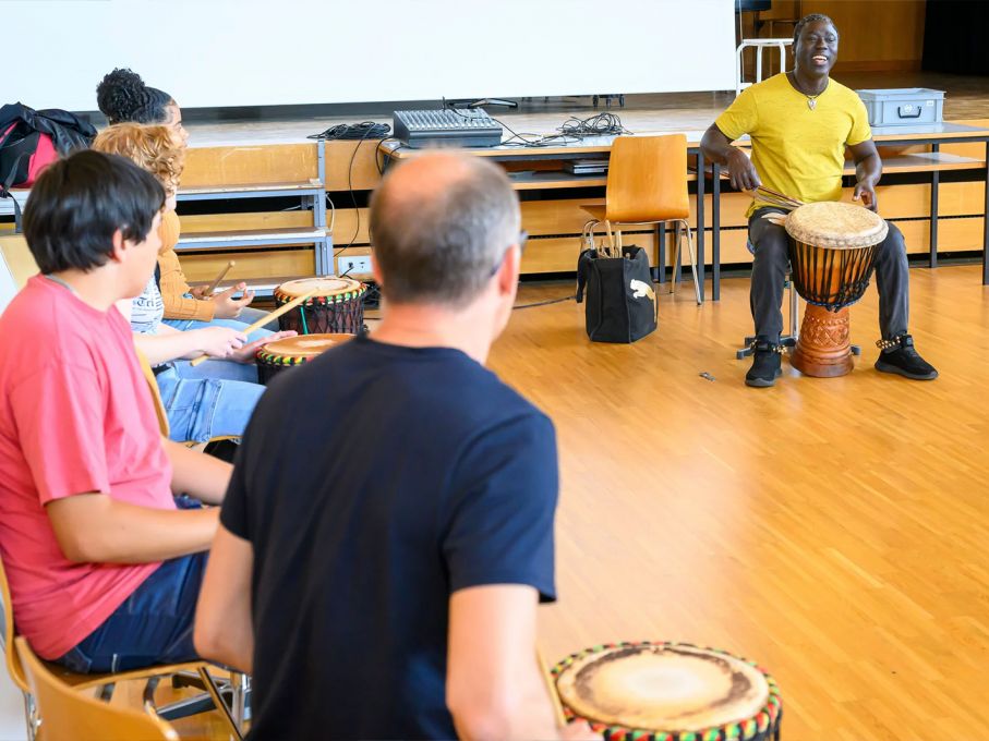Rhythmus und Lebenslust beim Trommeln mit Baye Magatte. Foto: Solothurner Kulturwoche